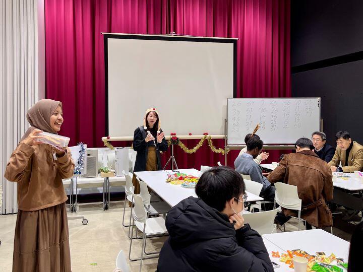 インドネシアの料理を説明する留学生.jpg