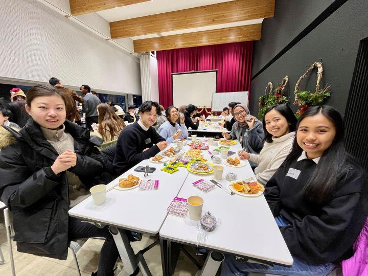 談笑しながらビンゴ大会.jpg