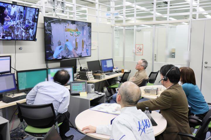 Plant UV-B実験の軌道上運用時の様子.jpg