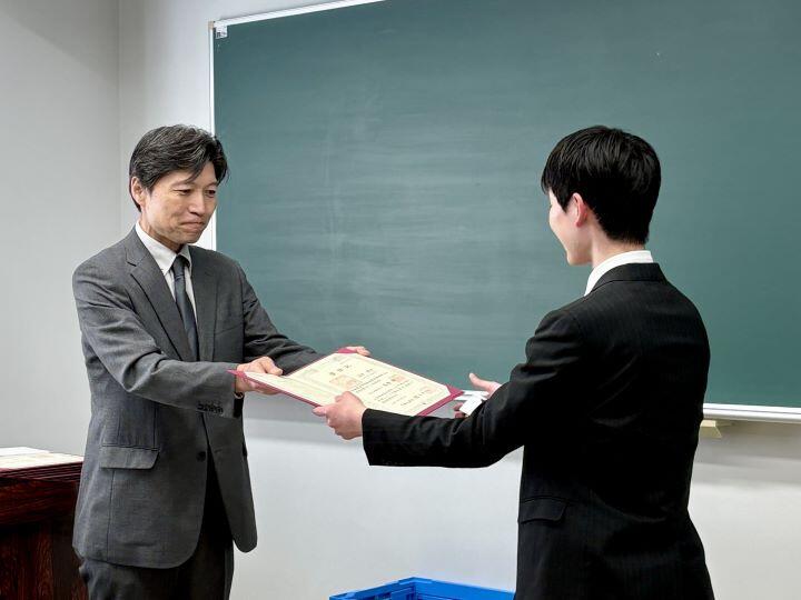 学位記授与　髙橋先生.jpg