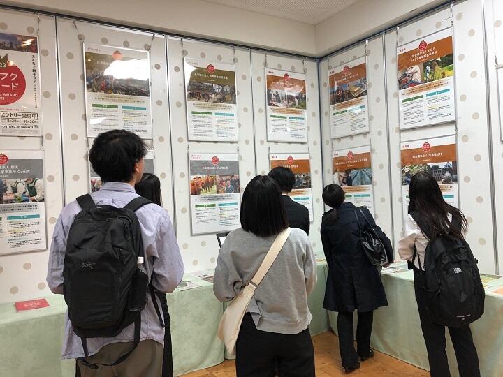 消費者の部屋での展示を見る学生達.jpg